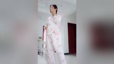 The Asian masseuse massages the client's clit and puts in a sex object. - hclips - China