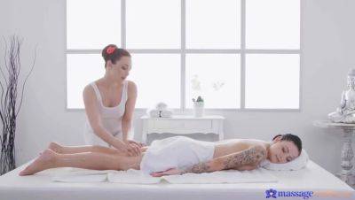 Aria - Aria Star & Sydney Luv: 69 Lesbian Facesitting Massage with Oil - veryfreeporn.com